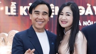 Artis Rakyat Thu Hà mengenangkan pertemuan semula dengan Quyền Linh, manakala Quốc Trường dengan penuh kasih sayang bersandar pada bahu Ngọc Trinh.