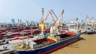 Tàu chở thiết bị siêu trường, siêu trọng cập cảng Hoàng Diệu Chùa Vẽ