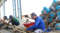 Kraf membaiki jaring ikan dan membuat garu di kawasan pesisir pantai.