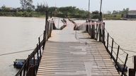 เนื่องจากการปิดสะพานลอยข้ามแม่น้ำทัคหาน ชาวบ้านจึงประสบกับภาระหนักในการดำรงชีวิต เนื่องจากต้องปั่นจักรยานอ้อมแม่น้ำไปแทน
