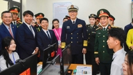 Menteri Pertahanan Vietnam dan Tiongkok mengunjungi sebuah sekolah yang dinamai sesuai nama Sekretaris Jenderal pertama Vietnam.
