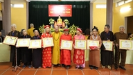 Næsten 3.000 buddhister deltog i nytårsbønneceremonien ved An Vinh-pagoden.