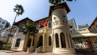 Binnen in de eeuwenoude villa die momenteel erg populair is onder jongeren in Ho Chi Minh-stad.