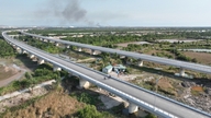 Grande fermento nel cantiere stradale lungo il fiume.