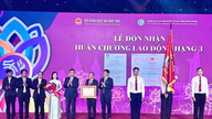Ho Chi Minh-byens universitet for kroppsøving og idrett mottar tredje klasses arbeidsmedalje.