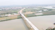 Kemajuan pembangunan Jembatan Cam Ly yang baru: Menghilangkan satu-satunya hambatan lalu lintas gabungan kereta api dan jalan raya di Vietnam.