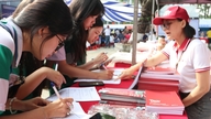 Aconselhamento para a época de exames: os estandes ficam lotados desde cedo, com estudantes em busca de oportunidades futuras.