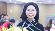 Female student competes alone on her team at the national level, receives encouragement from the Deputy Minister of Education and Training.