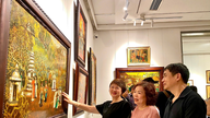 De tentoonstelling "Homeland Soul" eert het nalatenschap van de overleden schilder Hoang Sung.