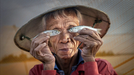 Ecco il vecchio pescatore della foto virale "Occhio di pesce", diventata virale dopo un concorso internazionale.