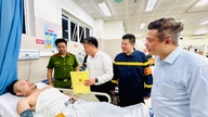Die Verantwortlichen des Bezirks Hoang Mai besuchten die Opfer des Brandes in der Linh Nam Straße und sprachen ihnen Mut zu.