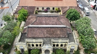 Frumusețea caselor vechi de un secol, cu un amestec de arhitectură orientală și occidentală, în Go Cong.
