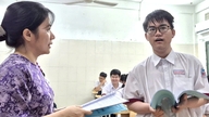 Miesopiskelija voittaa ensimmäisen palkinnon englannin kielen taitokilpailussa Ho Chi Minh Cityssä ja kertoo salaisuutensa, miten hän saavuttaa 8,0:n IELTS-pistemäärän itseopiskelun avulla.