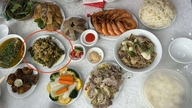 En pige fra Phu Tho deltager i et bryllup i Ninh Binh og er betaget af en ret på festbordet.