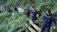În timp ce călătoreau prin pădure, salvatorii au salvat doi sportivi care s-au rătăcit în timpul unei curse de alergare montană în Son La.