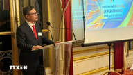 Den vietnamesiske ambassadøren overrekker sine akkreditiver til den franske presidenten.