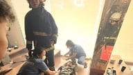 Salvatorii salvează un tânăr blocat într-un lift de marfă.