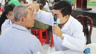 Mais de 400 moradores da comuna da ilha de Tien Hai receberam exames médicos, medicamentos e presentes gratuitos.