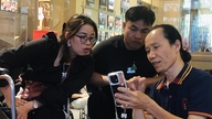 Et særligt kursus hjælper ofre for Agent Orange med at fange dyrebare øjeblikke med deres telefoner.