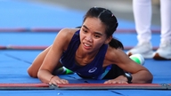 Alergătorul Ngoc Hoa se târăște până la linia de sosire la Maratonul Național din 2026.