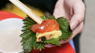 Obor-obor merah: Makanan jalanan yang popular di Hanoi semasa perubahan musim.
