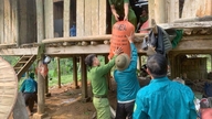 Kịp thời hỗ trợ gia đình bị lốc xoáy làm sập nhà ở xã Linh Hồ