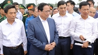Il Primo Ministro ispeziona il sito destinato alla costruzione di un deposito di petrolio a Nghi Son.