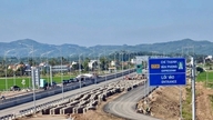 Det 11.000 milliarder VND dyre Chi Thanh - Van Phong-motorvejsprojekt sigter mod at åbne for trafik i 2026.