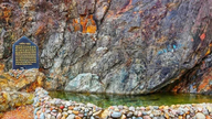 Gia Lai: Laulaja Juky San aiheuttaa kohun kylpemällä Keijukaivossa bikinit yllään.