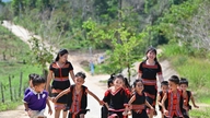 Kinderen in de berggemeente Phuoc Chanh helpen om naar school te gaan.