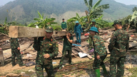 Lao Cai: Hundredvis af officerer og soldater mobiliserede sig for at hjælpe folk med at genopbygge deres hjem efter stormen.