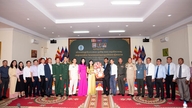 A Sra. Tran Thi Thanh Huong, Secretária Adjunta do Comitê Provincial do Partido e Presidente do Comitê da Frente da Pátria Vietnamita da província de An Giang, envia felicitações de Ano Novo para Chol Chnam Thmay na província de Takeo.