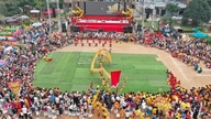 De livlige farver fra Binh Da-festivalen i et "2-i-1" arkitektonisk rum.