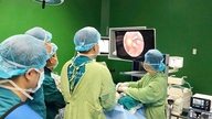 El Hospital de Da Nang realizó con éxito su primera endoscopia espinal de doble puerto a una mujer de 81 años.