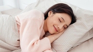 6 erbe che ti aiutano a dormire bene in modo naturale, senza melatonina.