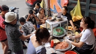 En 47 år gammal "konservativ" banh mi-butik i Hanois gamla kvarter lockar långa köer av kunder.