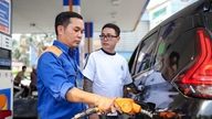 De benzineprijzen in Vietnam liggen veel lager dan in veel andere landen; in Singapore is dat meer dan 70.000 VND per liter, en in Thailand bijna 35.000 VND.
