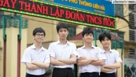 Hanoi: Den røde tråden blant fire høyt presterende elever i et klasserom på en «landsbyskole».