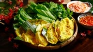 Nyd vietnamesiske, velsmagende pandekager (banh xeo) og grillede svinekødsspyd (nem lui) i hjertet af Hanoi.