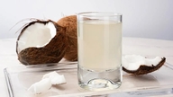 Manfaat minum air kelapa pada waktu pagi.