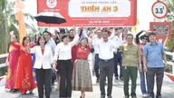 Thanh Hungin kunnassa sijaitseva Thot Not -kanavan silta vihittiin käyttöön.