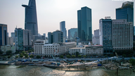 De voetgangersbrug over de Saigon-rivier, een project van een miljard dollar, krijgt na een jaar bouwen steeds meer vorm.
