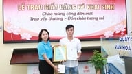 Kinderen die hun geboorte tijdig online registreren in de gemeente Thai My ontvangen cadeaus en felicitatiebrieven.