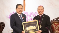 ประธานสภาแห่งชาติ ตรัน ทันห์ มัน เยี่ยมชมและแสดงความยินดีกับอัครสังฆมณฑลฮานอย