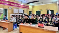 Menyebarluaskan dan menerapkan kebijakan etnis dan agama di komune Nhữ Khê.