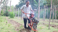 Seorang petani lanjut usia menciptakan bajak mini, sehingga mengurangi beban kerja.