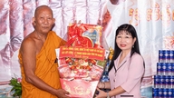Kameraad Tran Thi Thanh Huong groette Chol Chnam Thmay in de communes Tri Ton en O Lam.