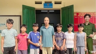 Nhặt được điện thoại, nhóm học sinh xã Tân Kỳ trả lại người đánh rơi