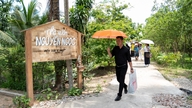រូបថត 360 ដឺក្រេរបស់ញីហ្វា ស្តាប់រឿងរ៉ាវភូមិ រស់នៅស្របនឹងចង្វាក់នៃជនបទនៅតំបន់ភាគខាងលិច។