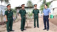 O vice-comandante da Região Militar 9 inspeciona os trabalhos militares e de defesa nacional locais na comuna de Cu Lao Gieng.